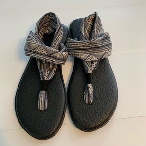 Women’s size 9 Sanuk yoga sling sandal.